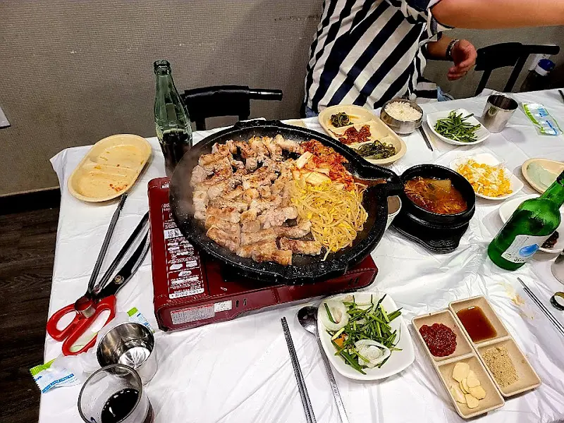 푸짐하게 차려진 테이블