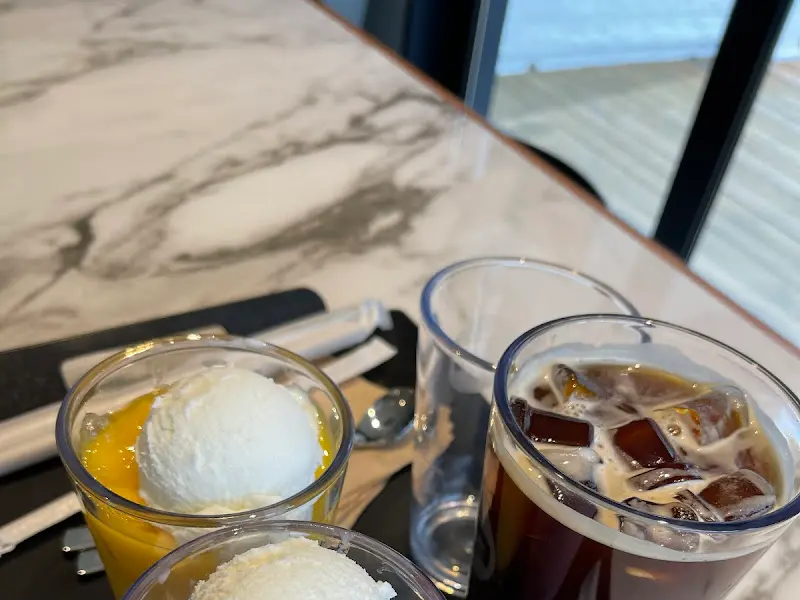 아이스 아메리카노와 디저트