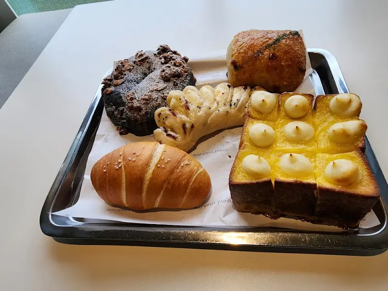 다양한 빵들이 진열된 모습