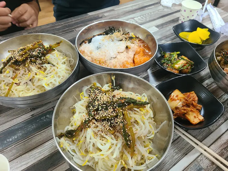 푸짐한 콩국수와 반찬