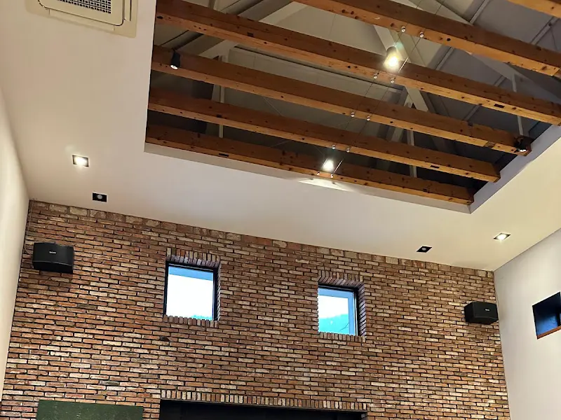 두베카페 내부 벽돌