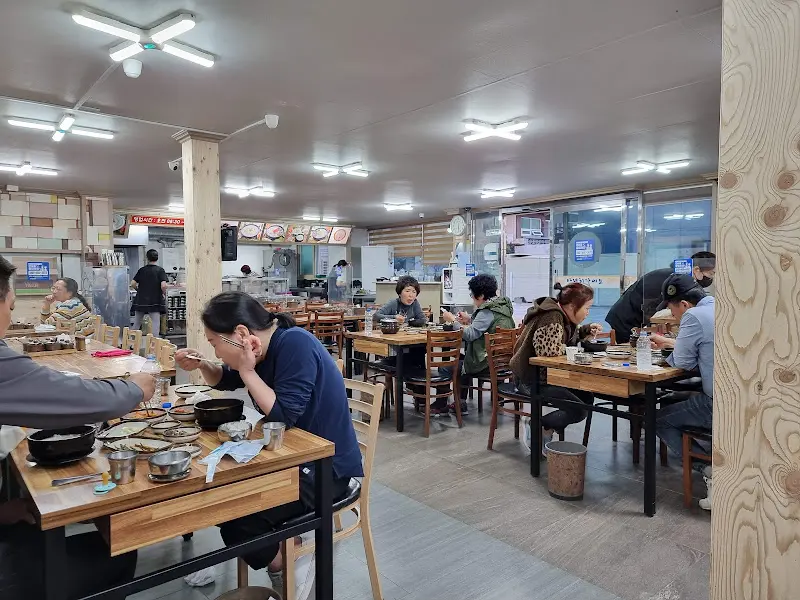 넓고 깔끔한 홀 내부