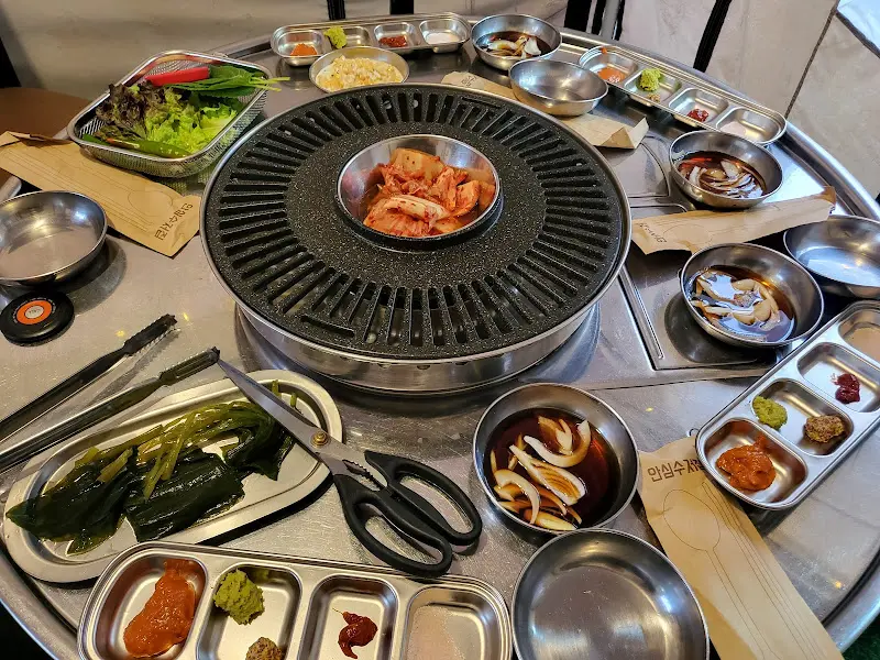 야외돼지 테이블