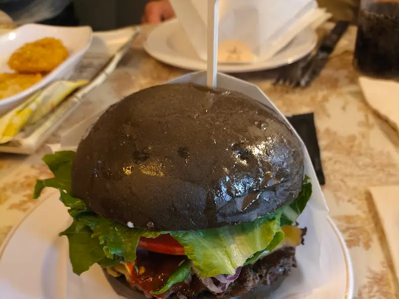 검은색 빵을 사용한 햄버거