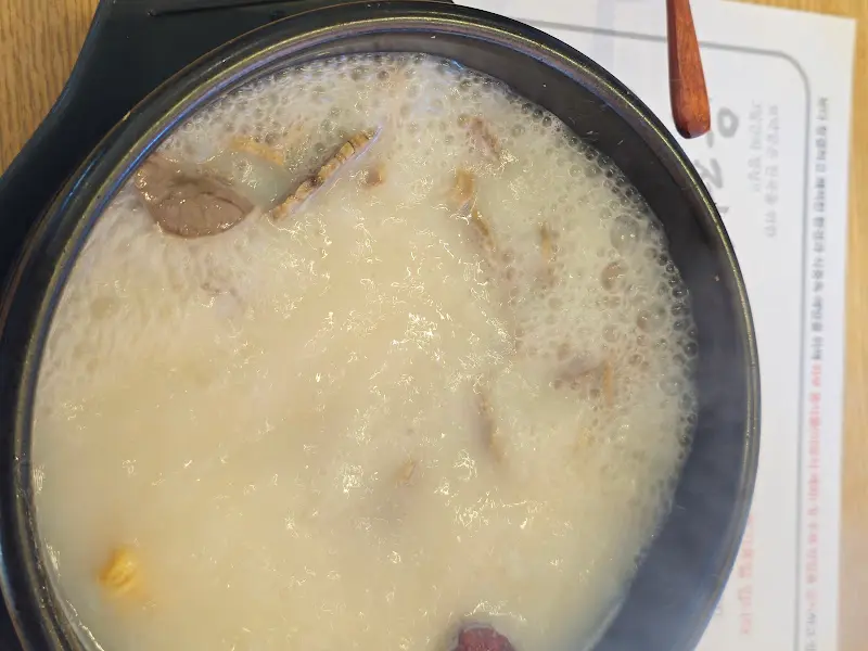 뽀얀 곰탕 국물