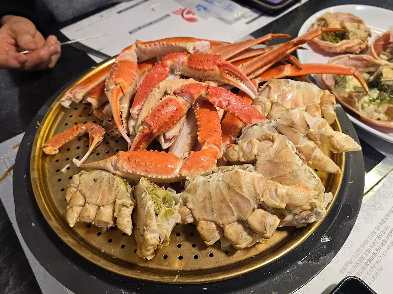 황금색 쟁반 위에 놓인 갓 쪄낸 대게