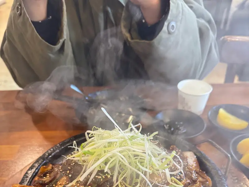 돌짜장의 뜨거운 김