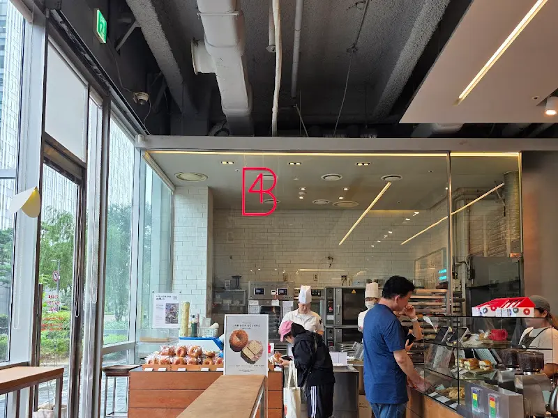 Four B 매장 전경