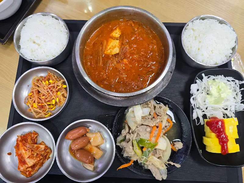김치찌개 정식 한 상 차림