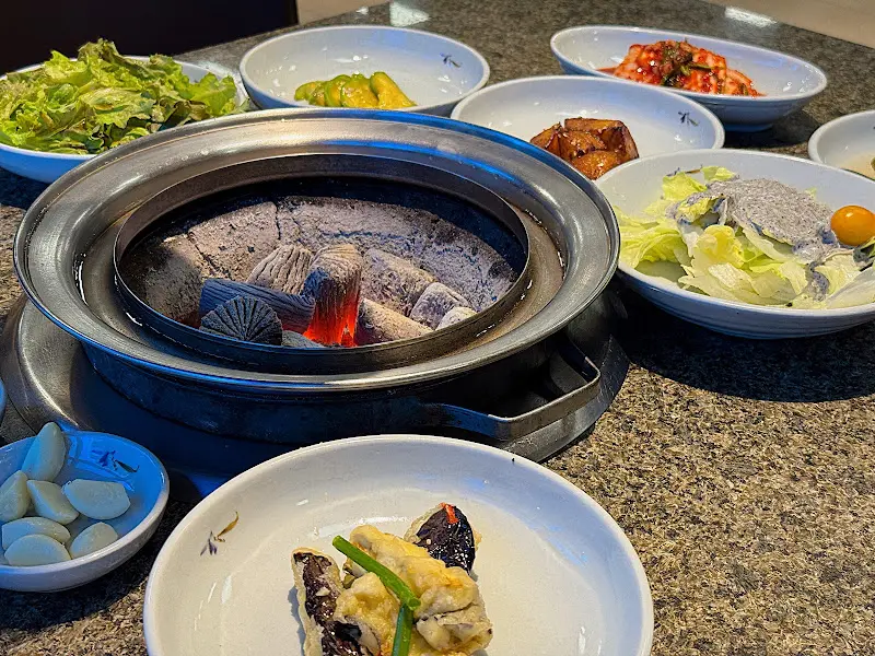 숯불과 밑반찬, 그리고 갈비