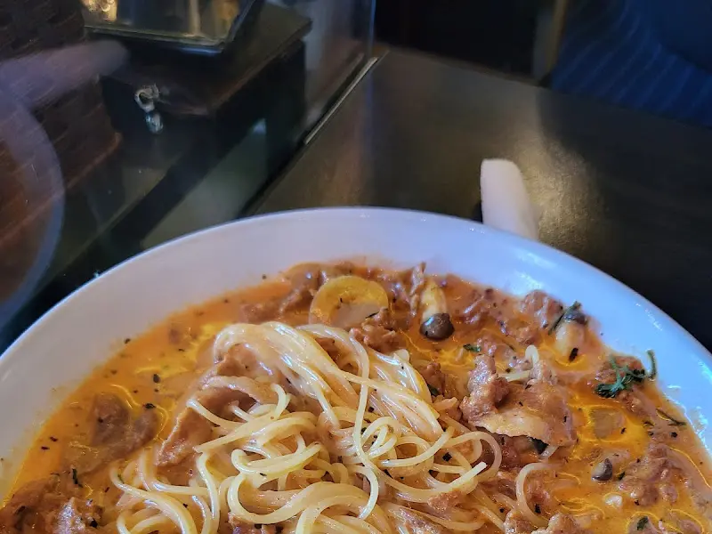 붉은 빛깔의 매콤한 파스타