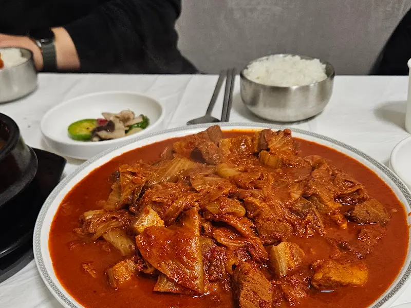 두툼한 돼지고기와 묵은지가 듬뿍 들어간 두루치기