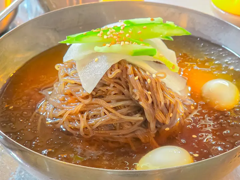 시원한 물냉면의 모습. 살얼음이 동동 떠 있어 더위를 잊게 해준다.