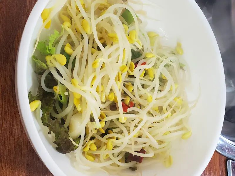 참기름 향이 솔솔 풍기는 콩나물 무침