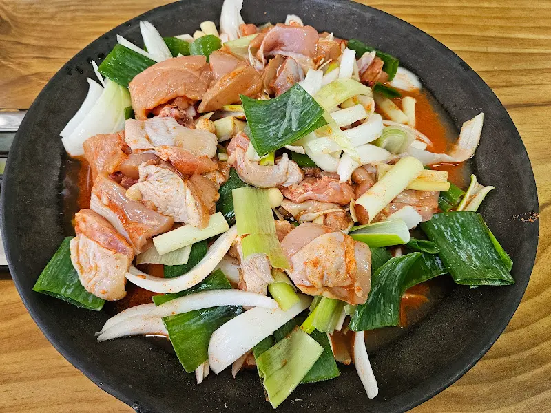 신선한 닭갈비 재료