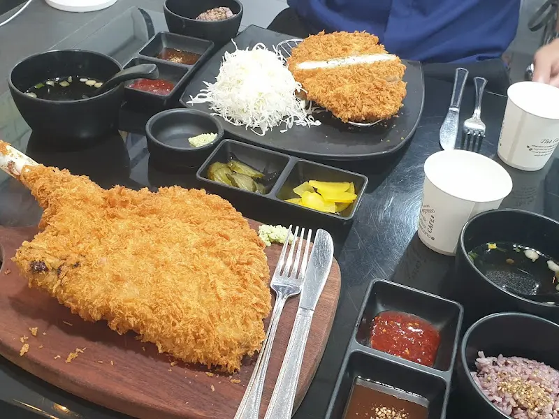 토마호크 돈까스 전체 상차림