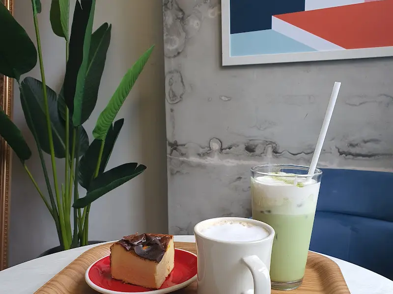 콜드브루 돌체라떼와 치즈 바스크 케이크