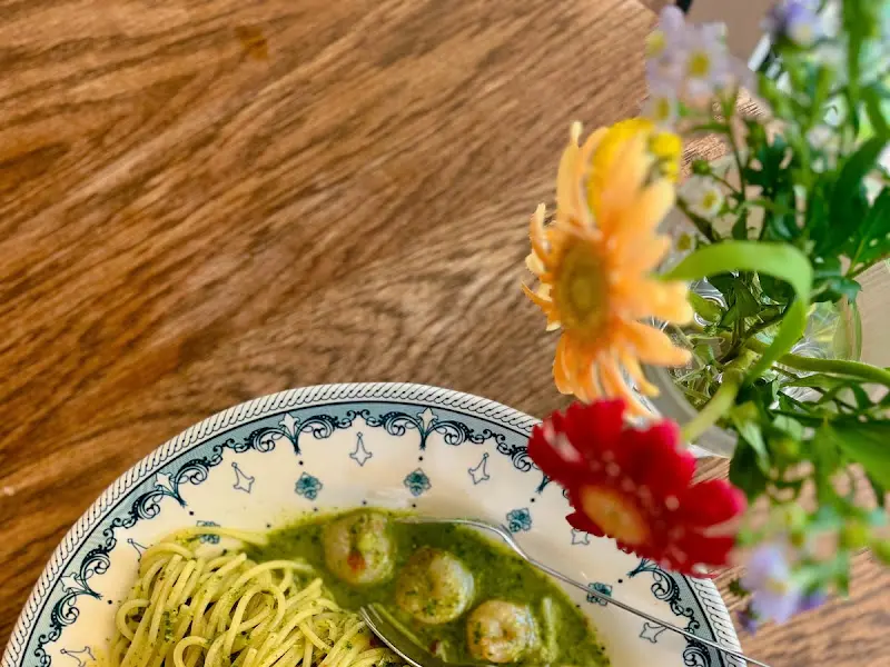 테이블에 놓인 파스타와 꽃