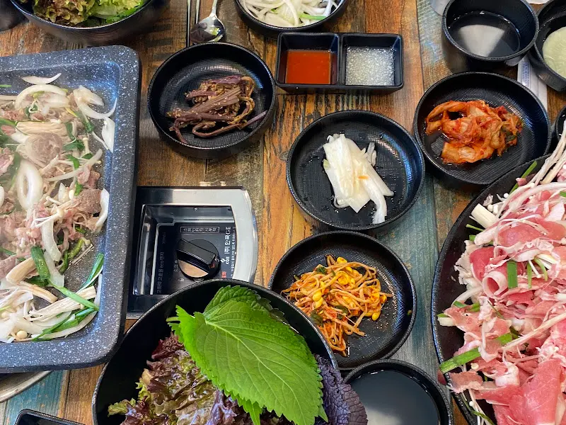 다채로운 곁들임 찬과 오리 불고기의 모습