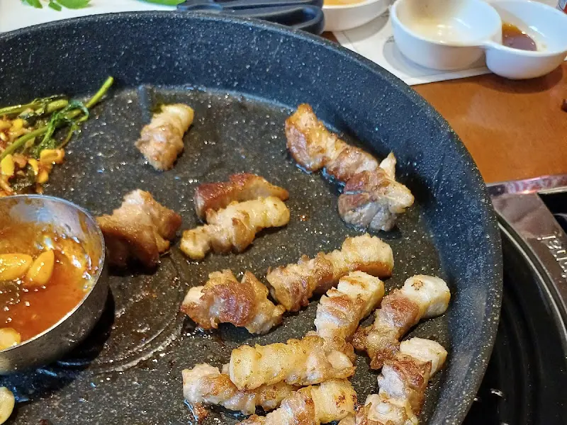 노릇하게 구워진 삼겹살 조각들