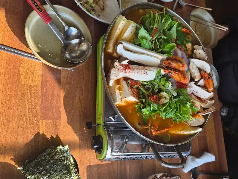 해물 두부전골 한 상 차림