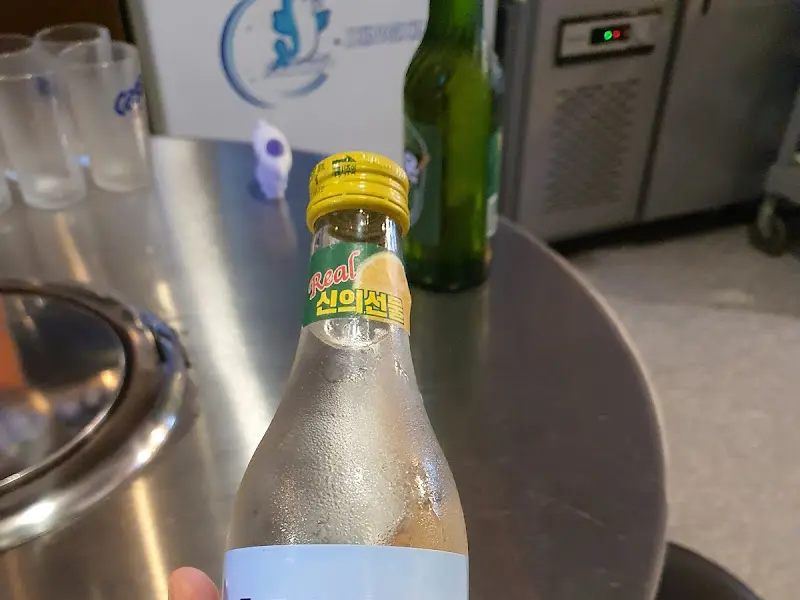 테이블 위에 놓인 음료와 소품들