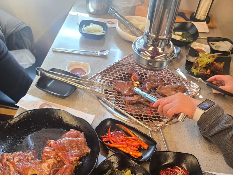 숯불 위에서 익어가는 돼지갈비