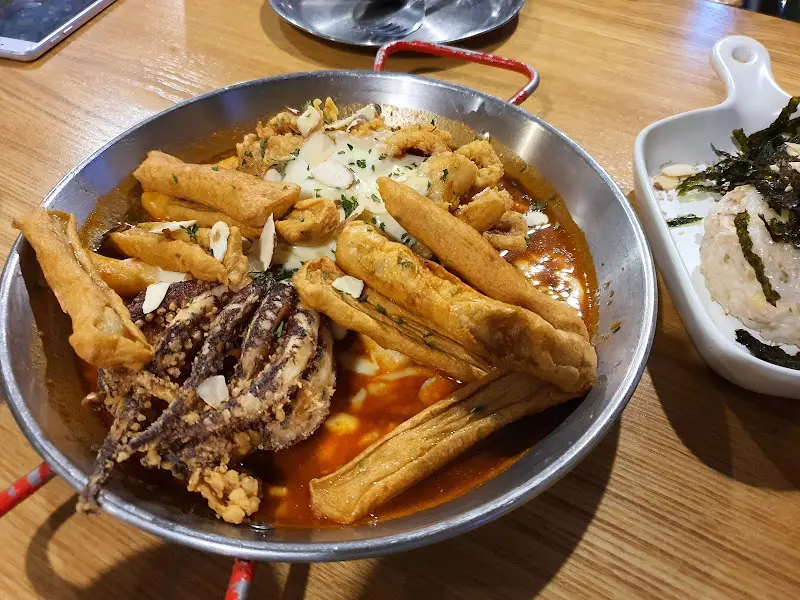 매콤한 오징어 불꽃 떡볶이의 강렬한 비주얼