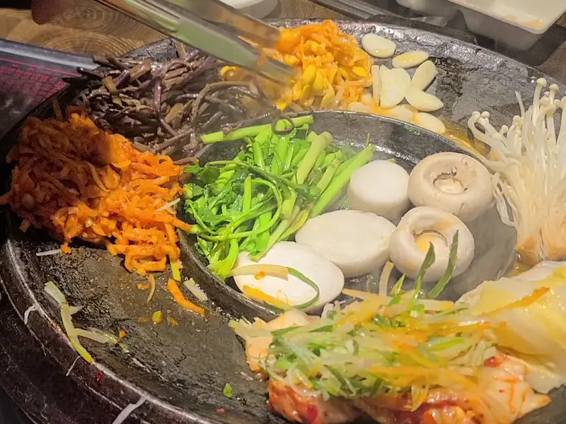 불판 위의 채소와 고기