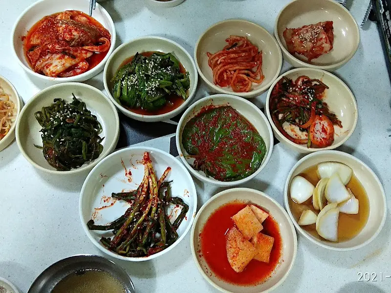 다양한 종류의 김치와 반찬들이 담긴 쟁반 사진