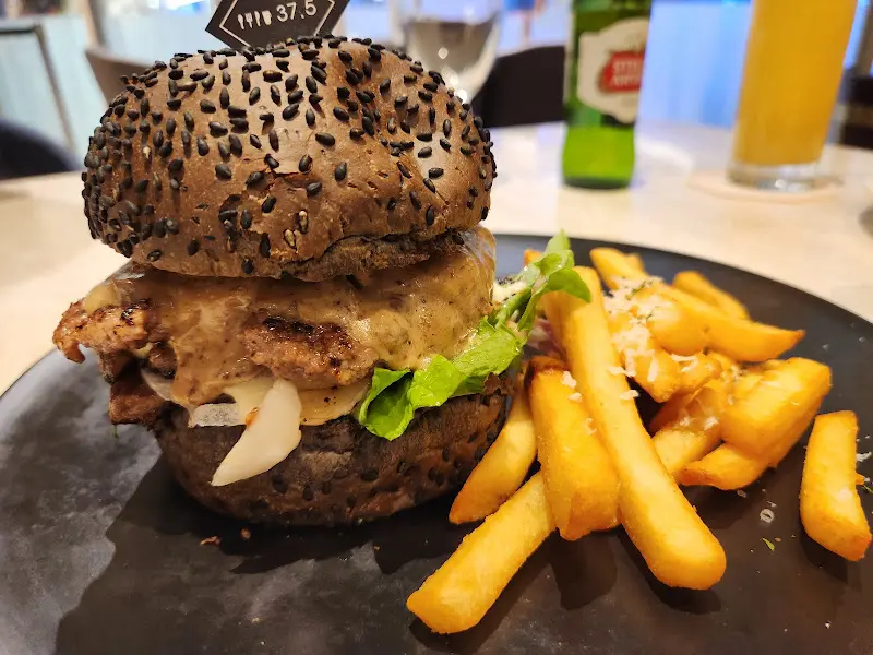 37.5 시그니처의 고메 블랙 치즈 버거
