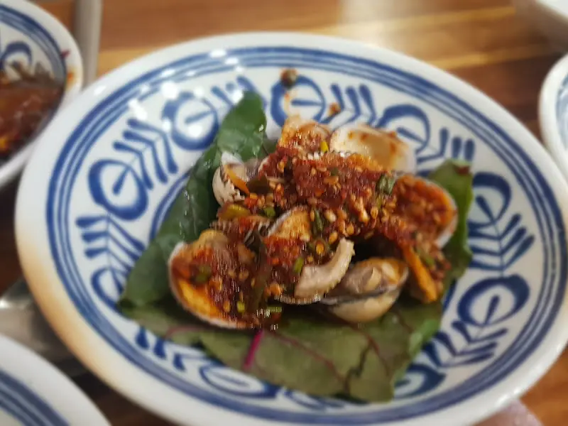 매콤한 양념에 버무려진 꼬막