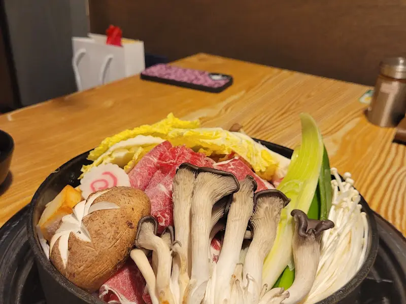 스키야키 냄비 속 다채로운 재료들