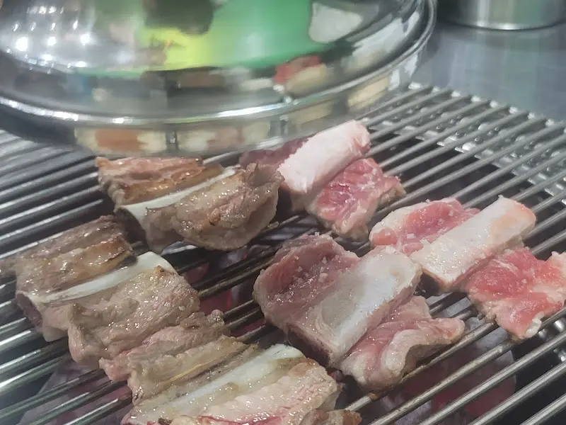 숯불에 구워지는 갈비