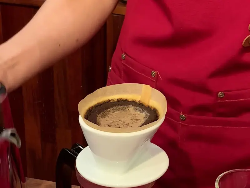 핸드드립 커피를 내리는 바리스타