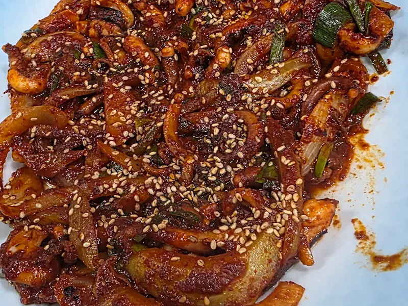 윤기가 자르르 흐르는 보쌈과 삭힌 홍어