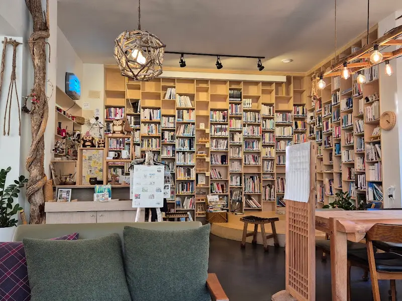 벽면 가득 책들이 꽂혀있는 카페 내부