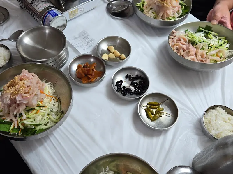 물회와 함께 나오는 반찬들