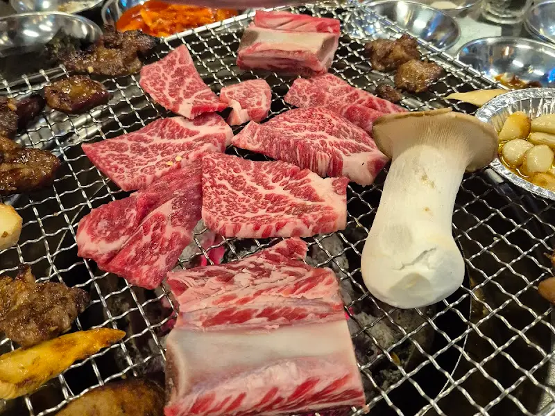 마늘갈비와 버섯이 함께 구워지는 모습