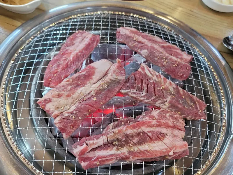 숯불 위에서 익어가는 고기