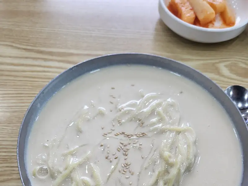 콩국수와 깍두기가 함께 놓여 있는 모습