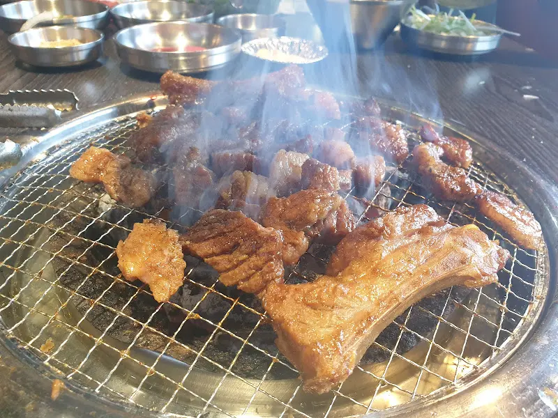 숯불 위에서 익어가는 갈비