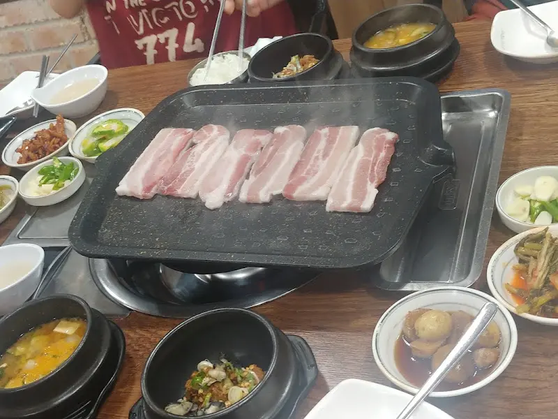 삼겹살을 굽는 모습