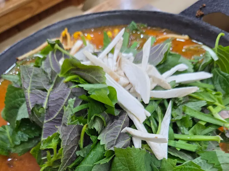 버섯과 깻잎이 듬뿍 올려진 순대전골