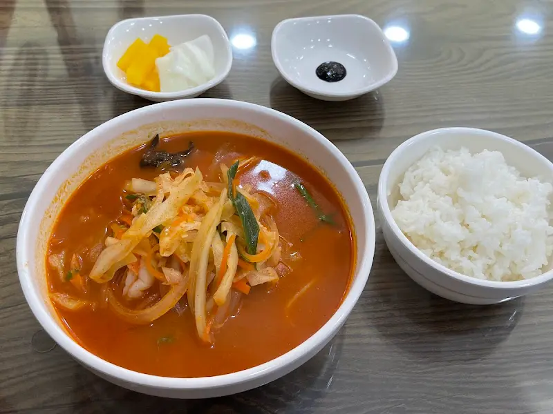 해산물과 야채가 듬뿍 들어간 짬뽕밥