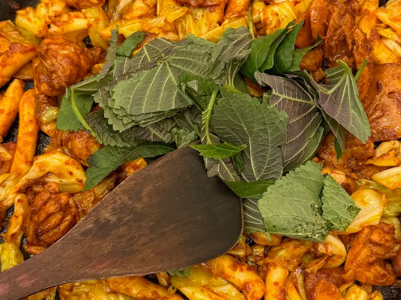 닭갈비에 깻잎을 올리는 모습