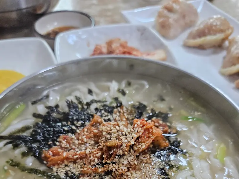 칼국수, 김치, 만두 한 상 차림