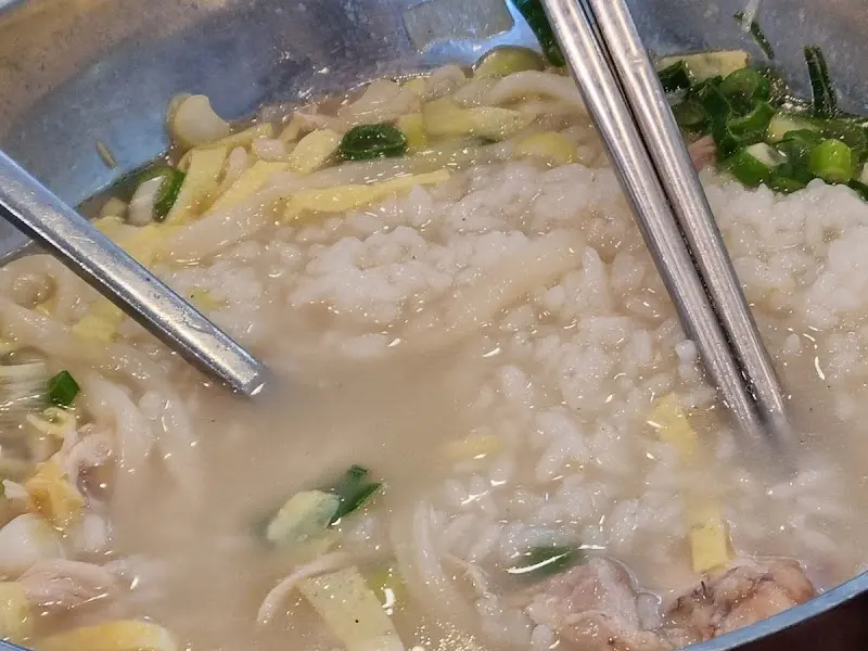 뽀얀 국물의 닭곰탕