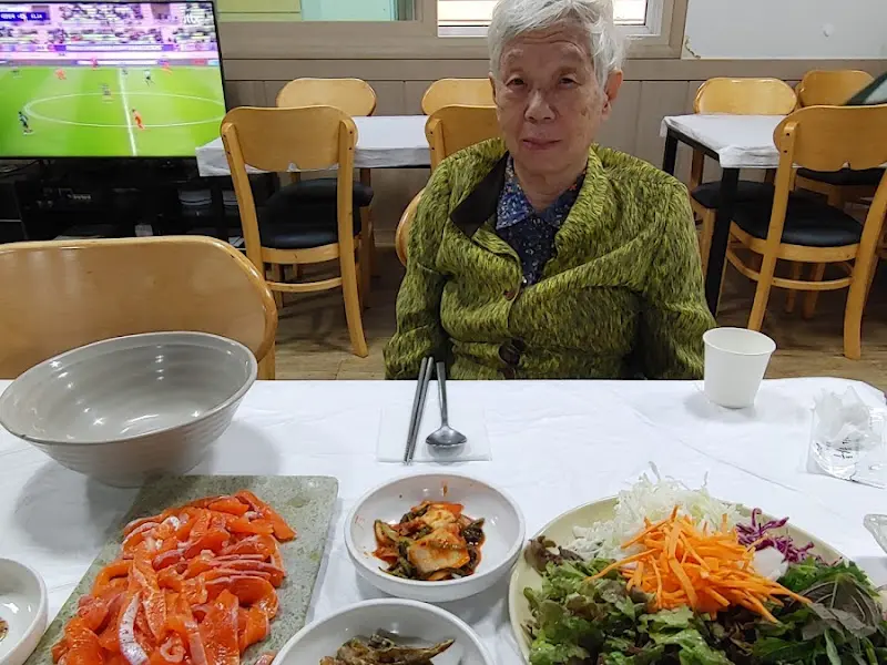 송어회와 밑반찬이 함께 차려진 모습