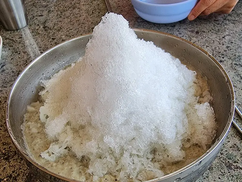 소복하게 얼음이 쌓인 콩물국수
